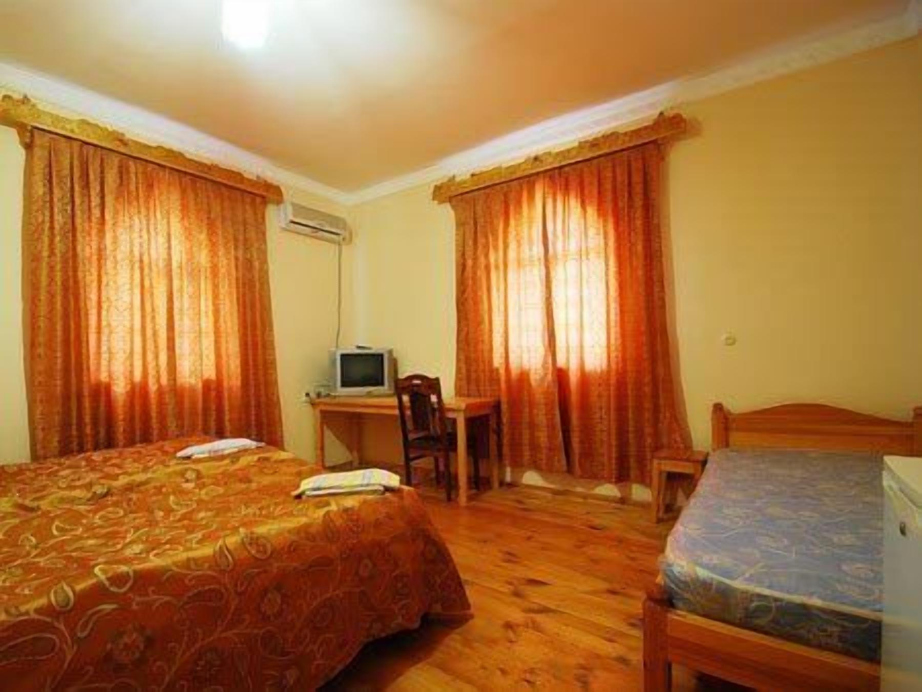 standard triple room | minibar, in-room safe, desk, soundproofing