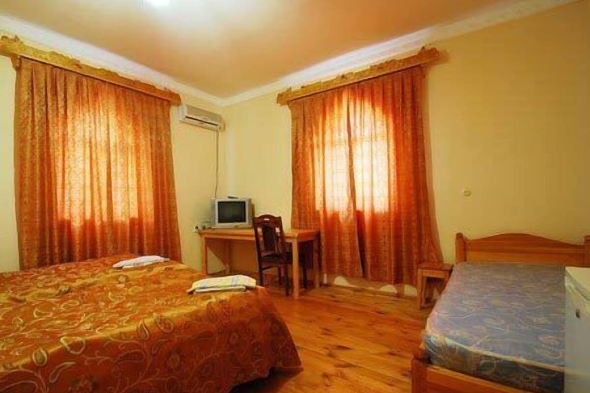 standard triple room | minibar, in-room safe, desk, soundproofing