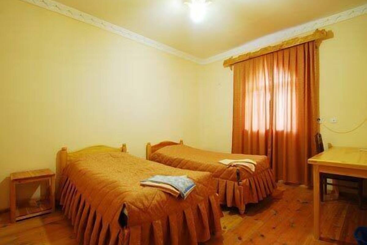 deluxe twin room | minibar, in-room safe, desk, soundproofing