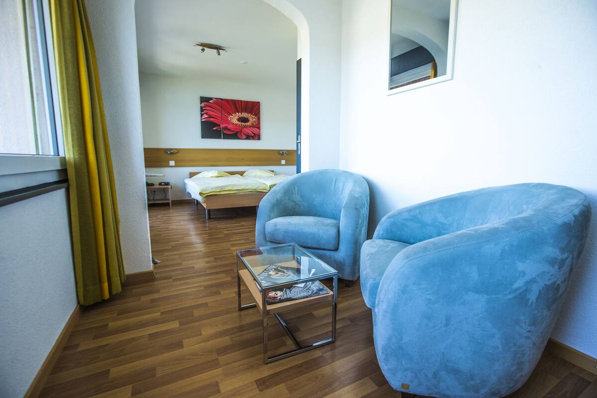 Suite Junior | Area soggiorno | TV a schermo piatto