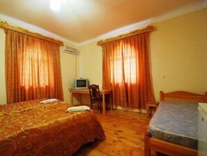 Tremannsrom – standard | Safe på rommet, skrivebord, barnesenger (inkludert) og wi-fi (inkludert)