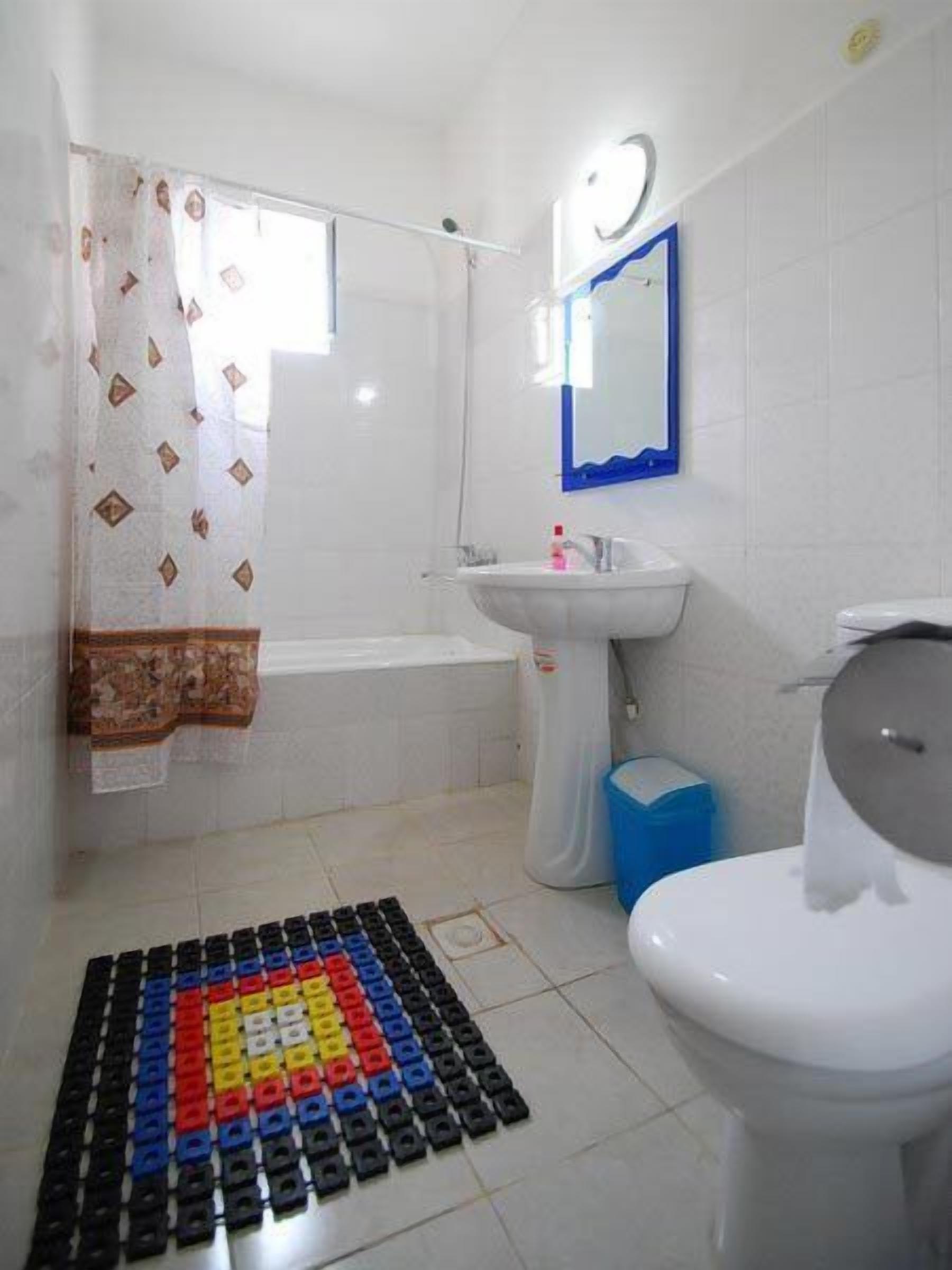 Badewanne, kostenlose Toilettenartikel, Haartrockner, Handtücher