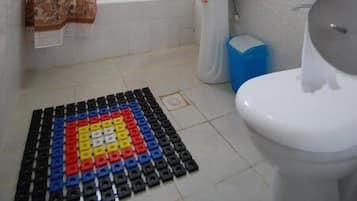 Bathtub, free toiletries, hair dryer, towels