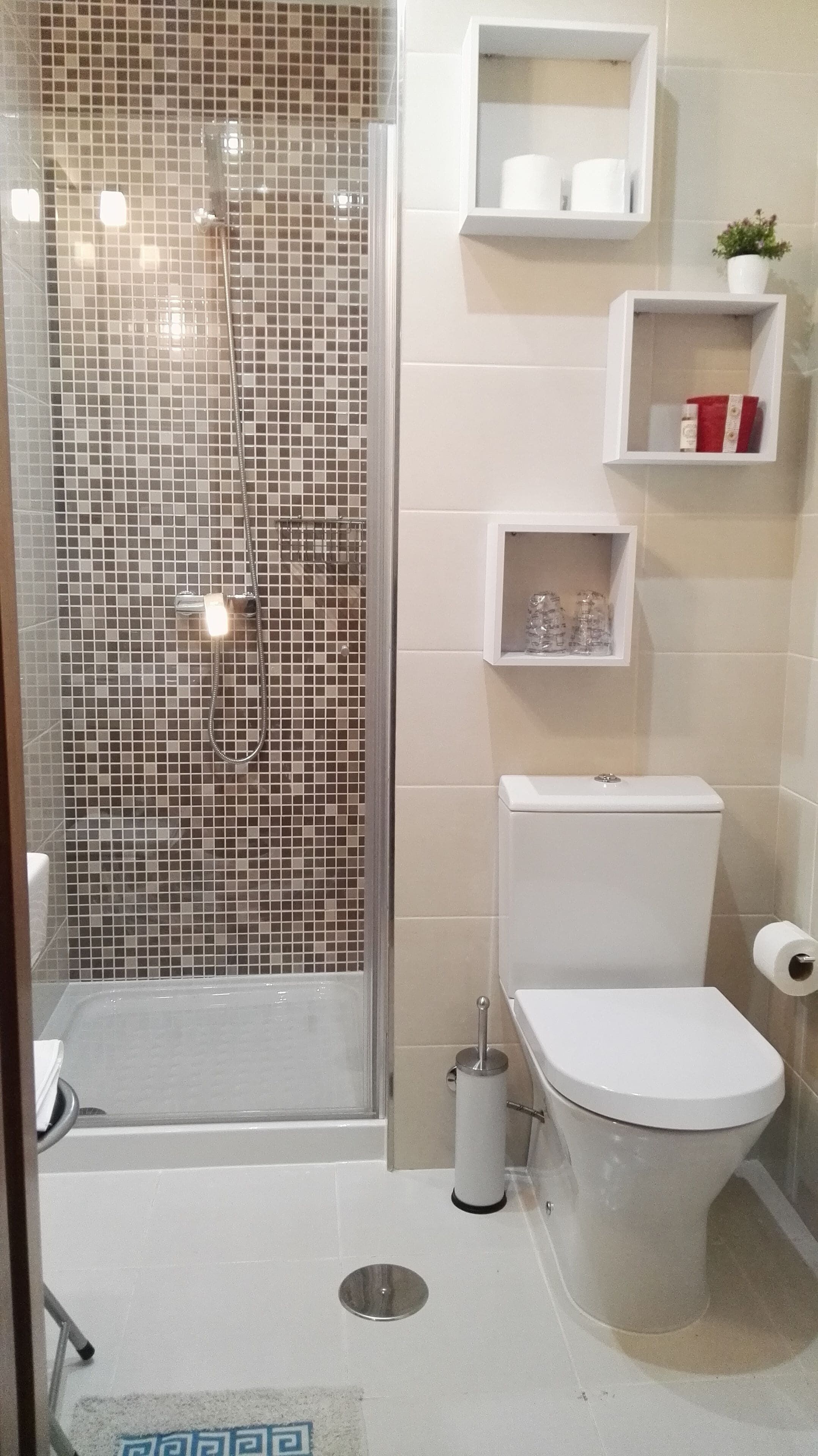 Baño | Regadera, secadora de cabello, pantuflas, toallas 