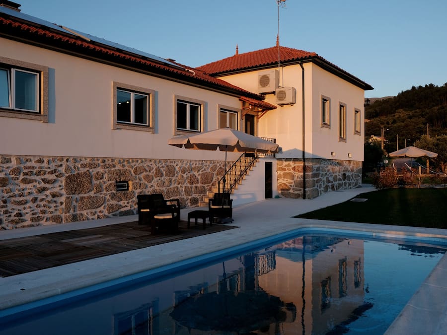 Una piscina al aire libre, sillones reclinables de piscina
