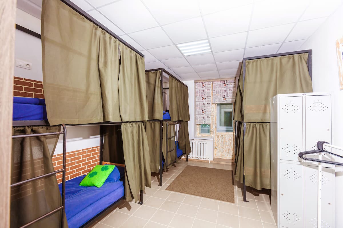 Sovsal - sovsal (män och kvinnor) (6 beds) | Värdeförvaringsskåp på rummet, ljudisolering och strykjärn/strykbräda