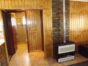 Cabaña estándar, 2 habitaciones, baño privado, vista al patio | Área de sala de estar | Televisión LED de 42 pulgadas con canales por cable y televisión 