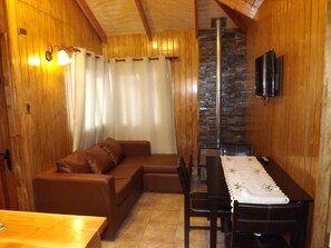 标准小屋, 2 间卧室, 私人浴室, 庭院景观 | 客厅 | 42-英寸LED 电视 （配备有线频道）、电视
