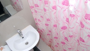 Badewanne und Dusche (separat), kostenlose Toilettenartikel