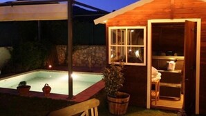 A wooden cabin with a swimming pool, a covered patio, and a kitchen area. - La Fornal dels Ferrers (Terrades)