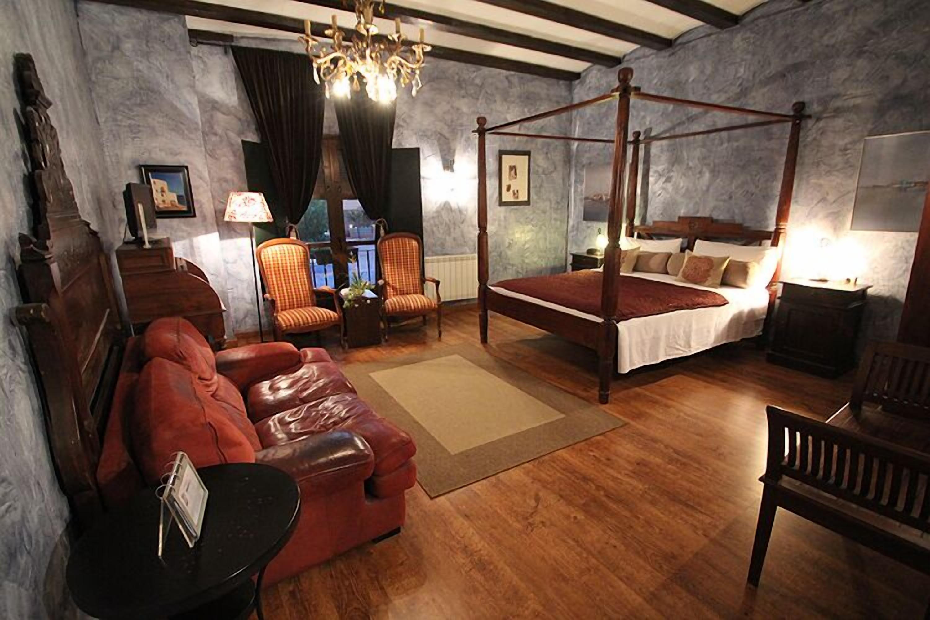 Premium bedding, minibar, desk, soundproofing