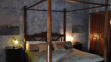 Habitació doble | Roba de llit d'alta qualitat, minibar i escriptori