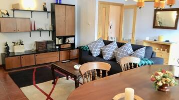 Apartment, 2 Bedrooms, Mountain View | Living area