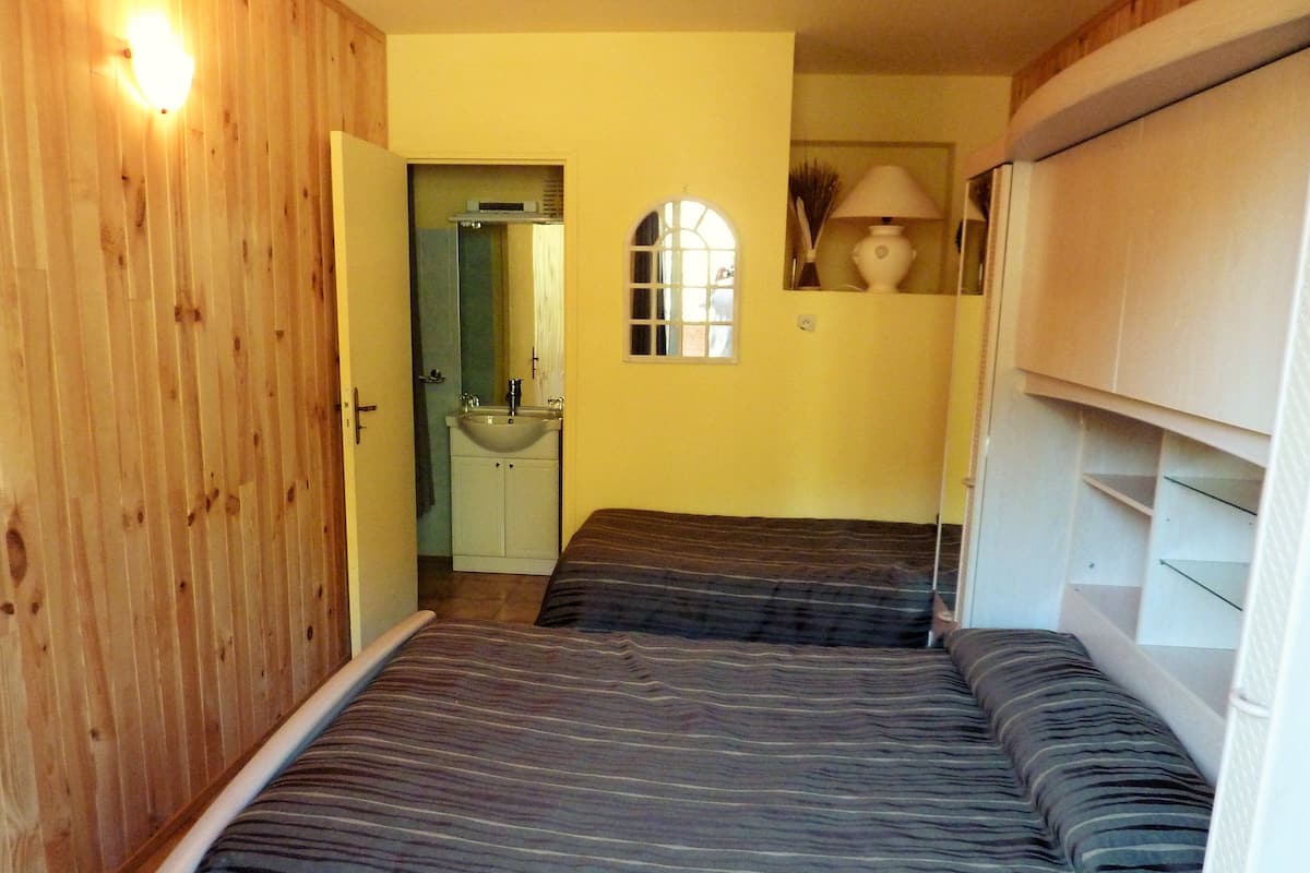 Quarto triplo standard, vista para o rio | Escrivaninha, berços, camas extras/dobráveis (sobretaxa)