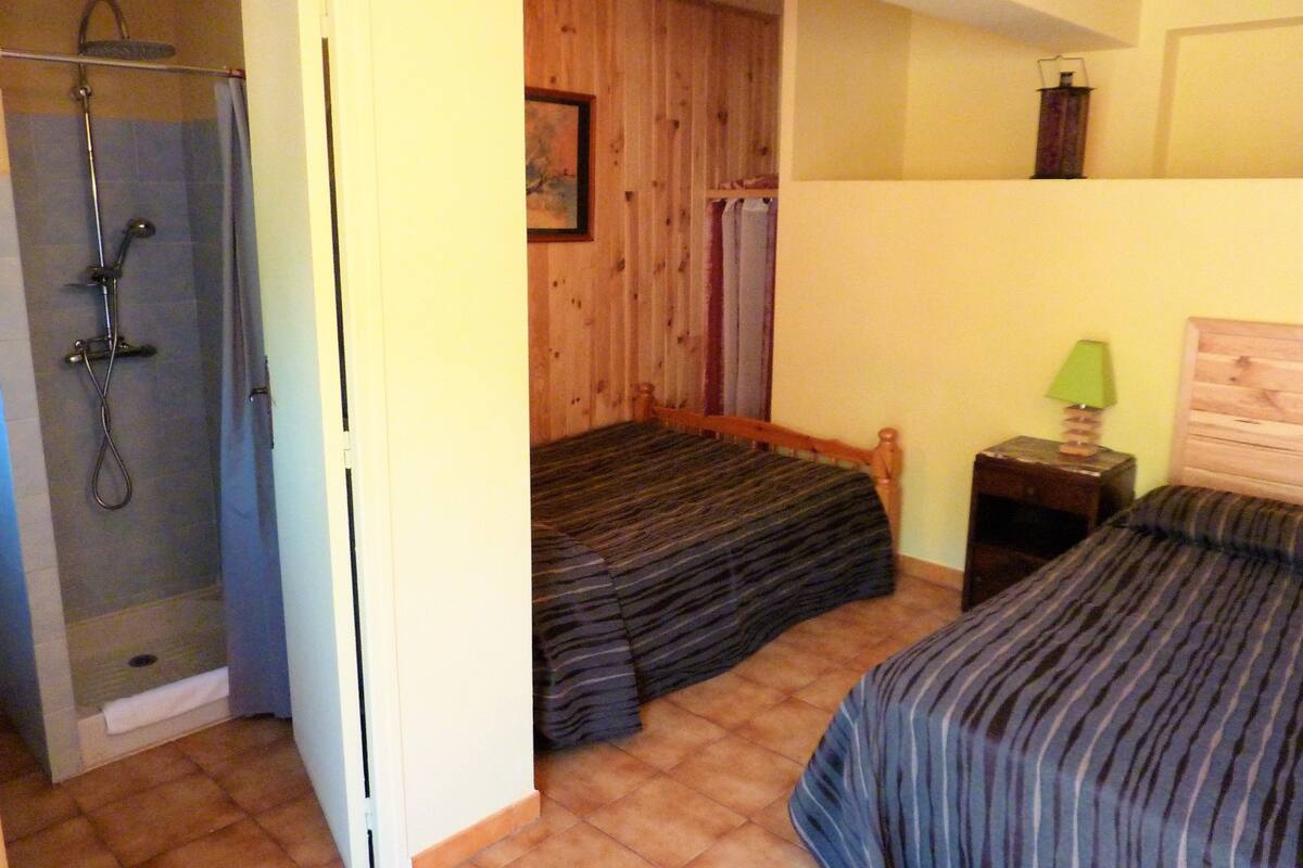 Standard Quadruple Room | Desk, cribs/infant beds, rollaway beds (surcharge), WiFi (free)