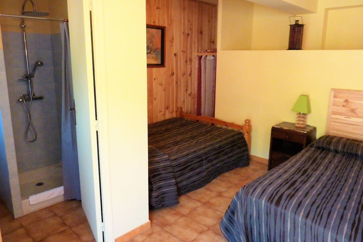 Quarto quádruplo standard | Escrivaninha, berços, camas extras/dobráveis (sobretaxa)