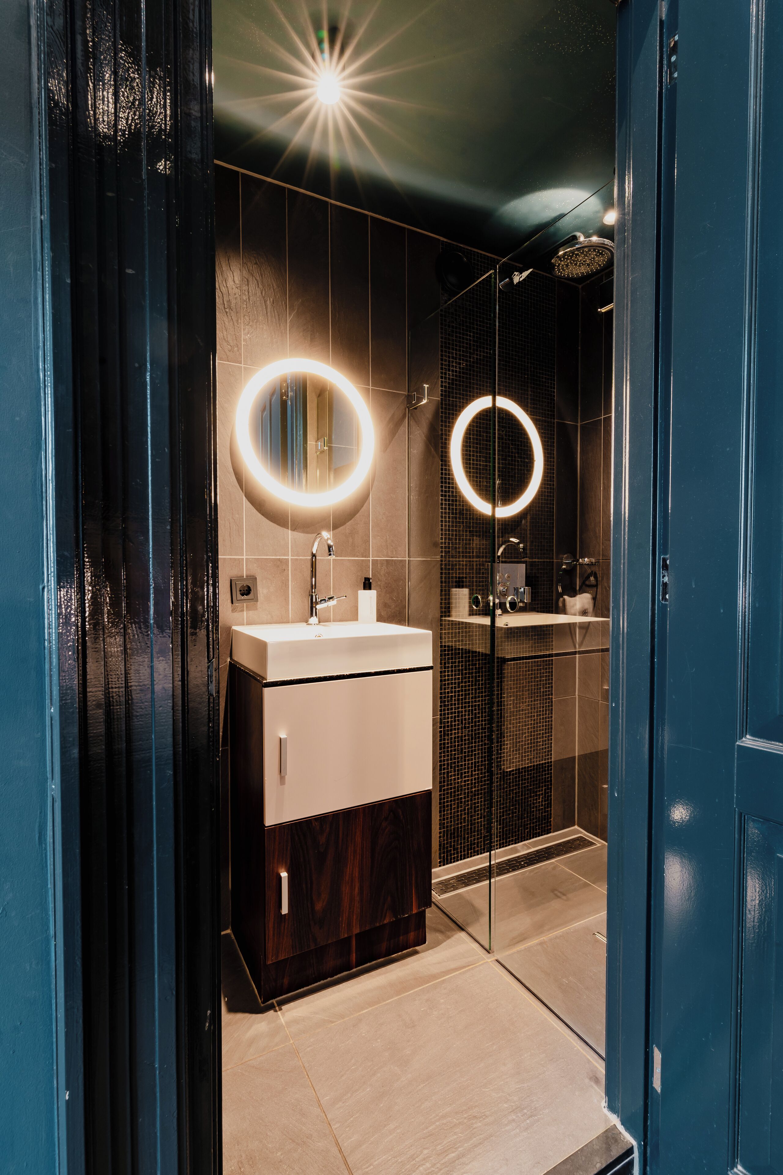 Deluxe Suite | Bathroom | Shower, rainfall showerhead, designer toiletries, hair dryer