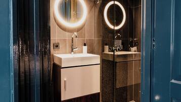 Deluxe Suite | Bathroom | Shower, rainfall showerhead, designer toiletries, hair dryer