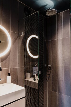 Deluxe Suite | Bathroom