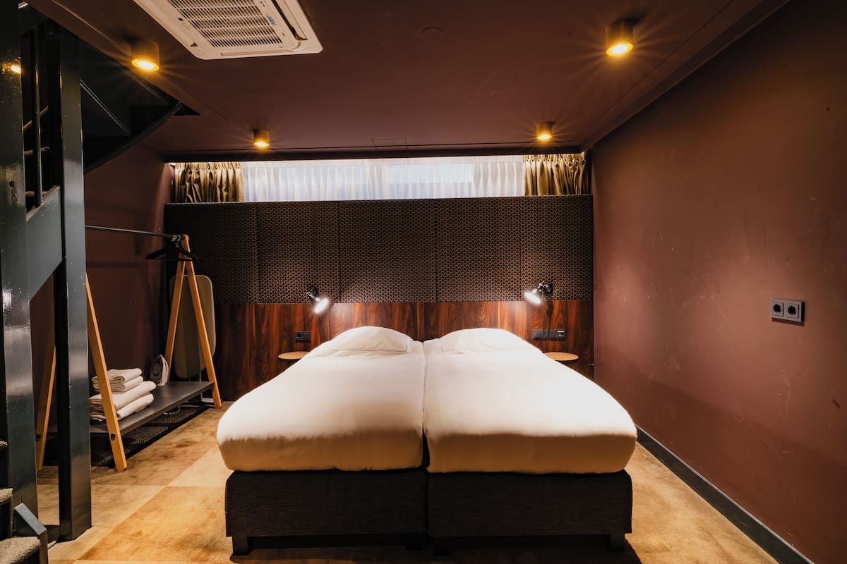 Suite | Hypo-allergenic bedding, in-room safe, iron/ironing board, free WiFi