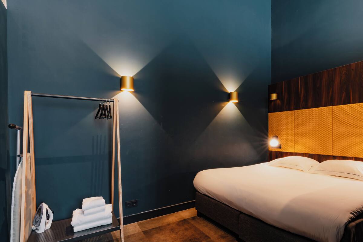 Deluxe Suite | Hypo-allergenic bedding, in-room safe, iron/ironing board, free WiFi
