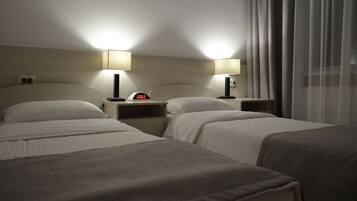 Sviitti | Minibaari, tallelokero huoneessa, työpöytä, silitysrauta/-lauta