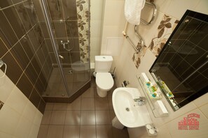 Junior Suite | Bathroom | Shower, free toiletries, hair dryer, slippers - Soyuz Hotel (Irkutsk)