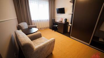 Sviitti | Minibaari, tallelokero huoneessa, työpöytä, silitysrauta/-lauta