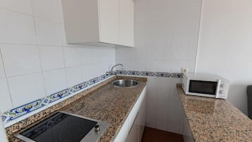 Réfrigérateur, micro-ondes, plaque de cuisson, cafetiÚre/bouilloire