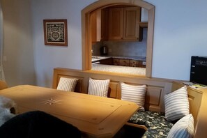 Apartment, 3 Schlafzimmer, Balkon (3 Bathrooms) | Essbereich im Zimmer