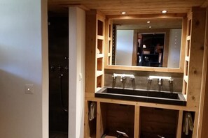 Chalet Deluxe, 5 chambres, cuisine (4 Bathrooms) | Lavabo de la salle de bain