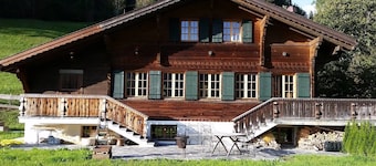 Luxurious Chalet with Hot Tub