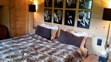 Deluxe Chalet, 5 Bedrooms, Kitchen (4 Bathrooms) | 4 bedrooms, free cots/infant beds, free WiFi