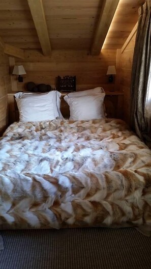 Deluxe Chalet, 5 Bedrooms, Kitchen (4 Bathrooms) | 4 bedrooms, free cots/infant beds, free WiFi - Luxurious Chalet with Hot Tub (Saanen)