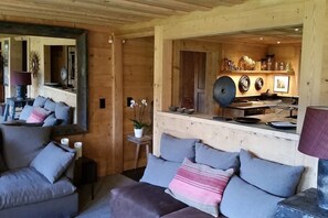 Chalet Deluxe, 5 habitaciones, cocina (4 Bathrooms) | Sala de estar | Chimenea