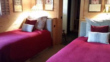 Deluxe Chalet, 5 Bedrooms, Kitchen (4 Bathrooms) | 4 bedrooms, free cots/infant beds, free WiFi