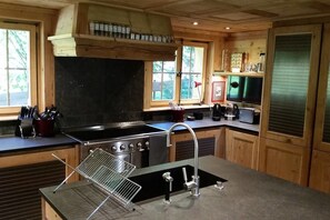 Chalet Deluxe, 5 habitaciones, cocina (4 Bathrooms) | Cocina privada | Refrigerador, horno, parrilla de estufa y cafetera y tetera