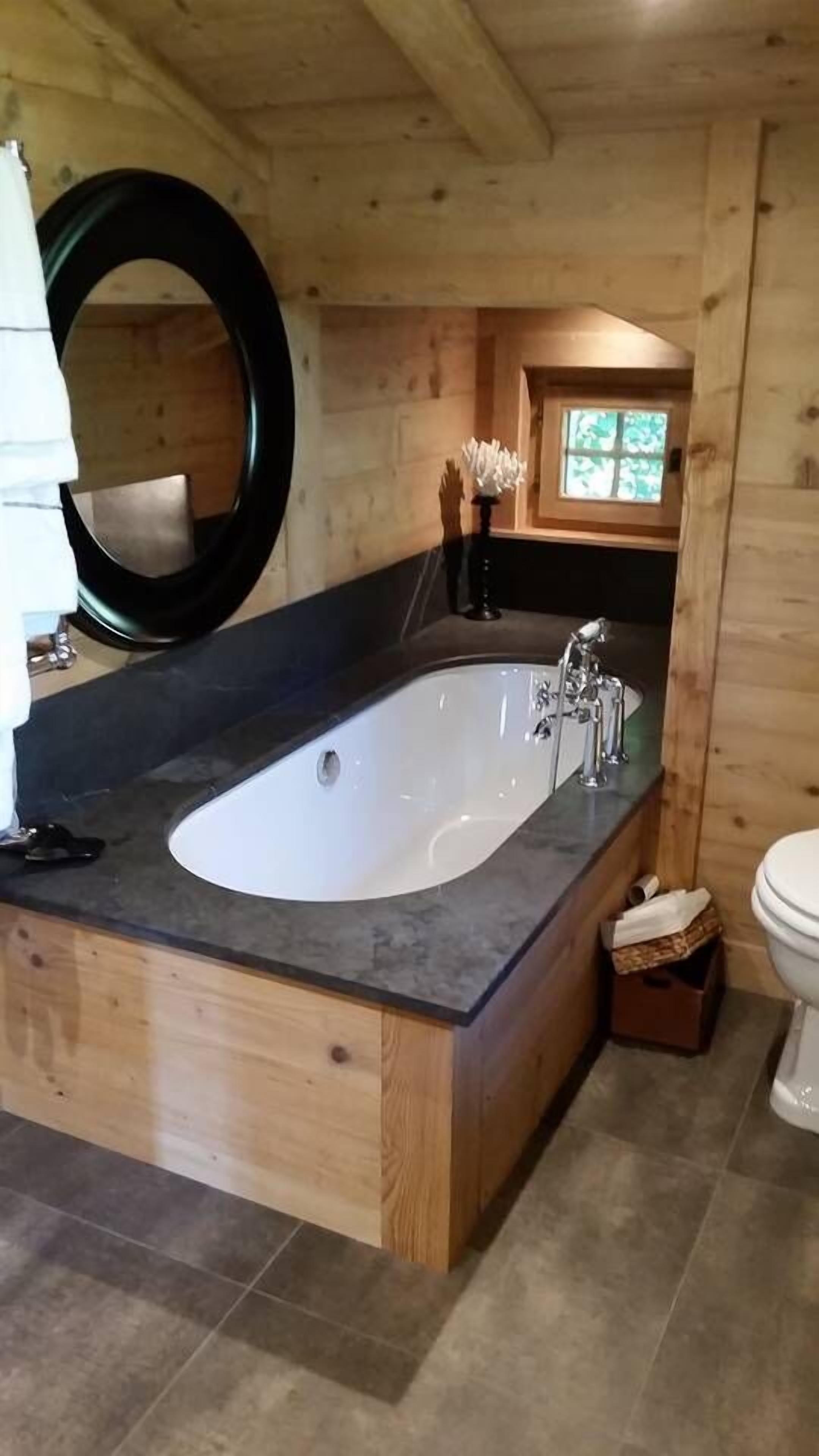 Deluxe Chalet, 5 Bedrooms, Kitchen (4 Bathrooms) | Deep-soaking bathtub