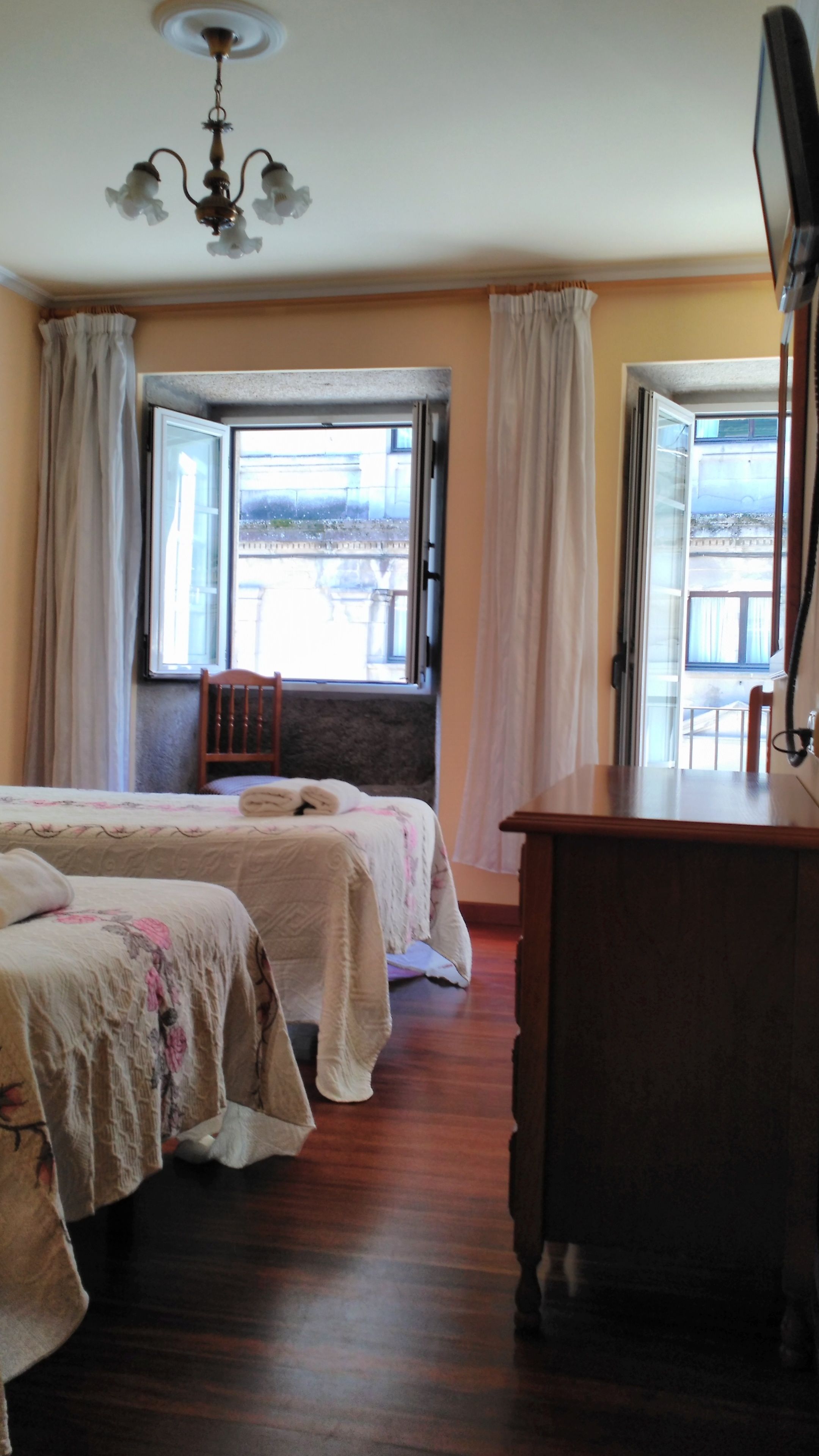 Chambre Double Deluxe, 2 lits une place, vue ville | Coffres-forts dans les chambres, rideaux occultants