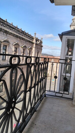 Chambre Triple Panoramique, 3 lits une place, balcon, vue ville | Vue de la chambre