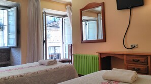 In-room safe, blackout drapes, iron/ironing board, free WiFi - Hostal Pico Sacro I (Santiago de Compostela)