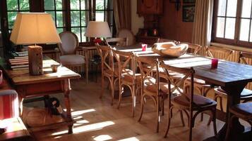 Apartment, 4 Bedrooms, Balcony (3 Bathrooms) | Makan dalam bilik