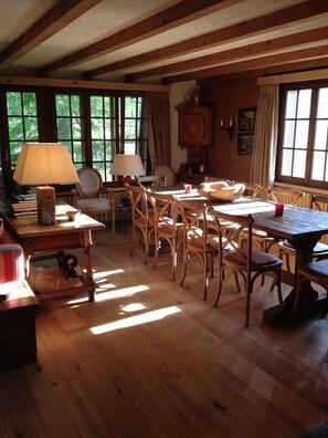 Apartment, 4 Bedrooms, Balcony (3 Bathrooms) | In-room dining - Luxurious Flat on the Wispile (Saanen)