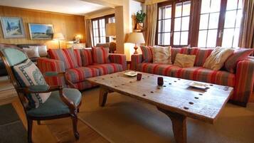 Apartment, 4 Bedrooms, Balcony (3 Bathrooms) | Ruang tamu | TV skrin rata, pendiangan