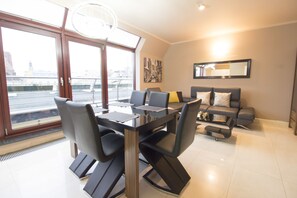 Exclusive Penthouse, 1 Bedroom | Meja, seterika/papan seterika, Wi-fi percuma 