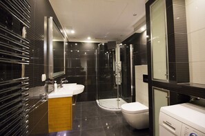 Premier Penthouse, 1 Bedroom, City View (Krawiecka 3 Street no 39) | Bathroom | Shower, free toiletries, hair dryer, towels - Lucky Apartments - Old Town (Wroclaw)