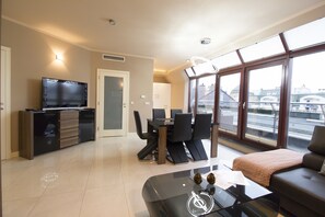 Ático exclusivo, 1 habitación | Escritorio, tabla de planchar con plancha, wifi gratis