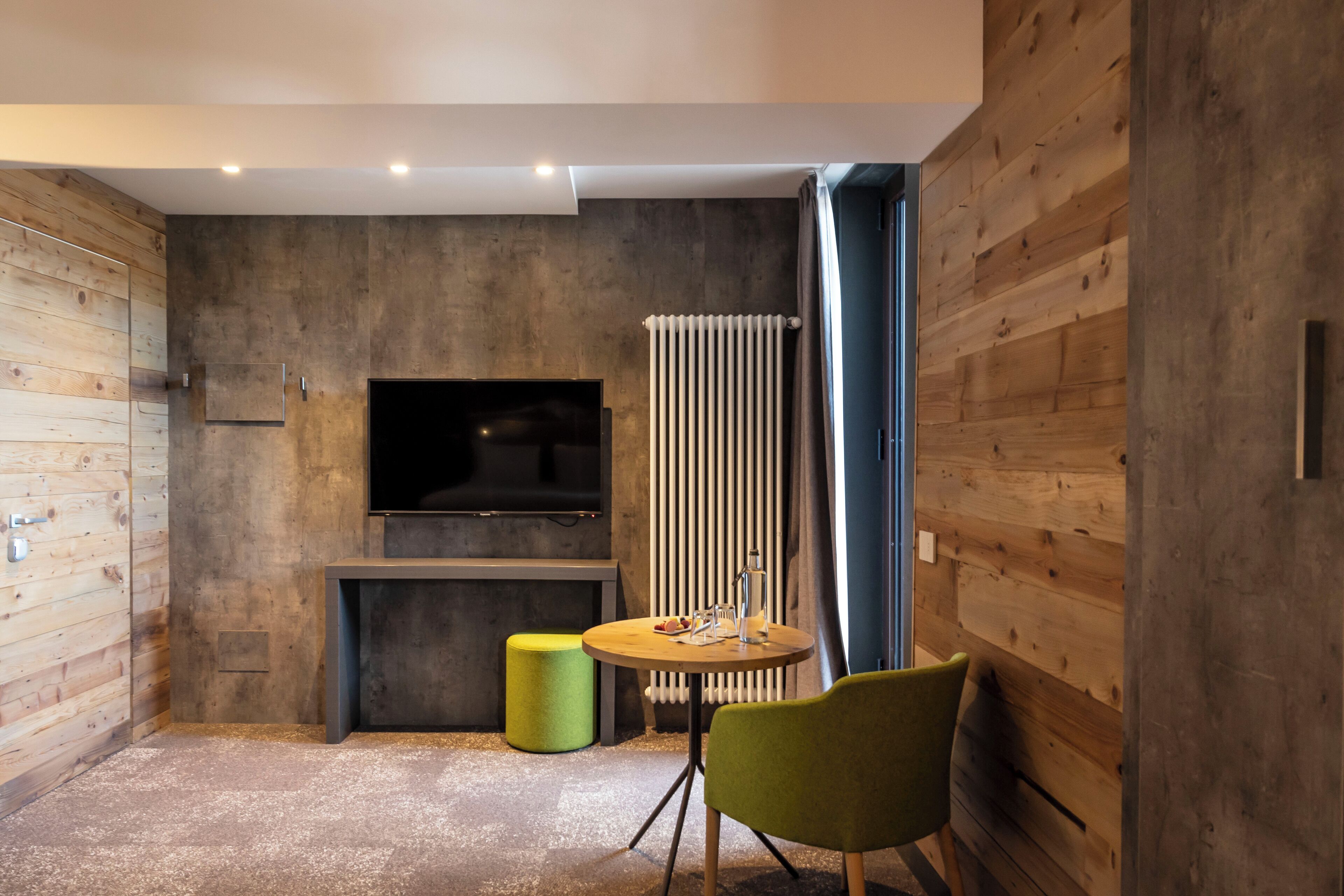 deluxe double or twin room | minibar, in-room safe, desk, free wifi