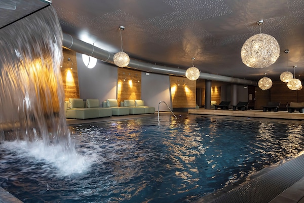 Una piscina techada, una piscina al aire libre