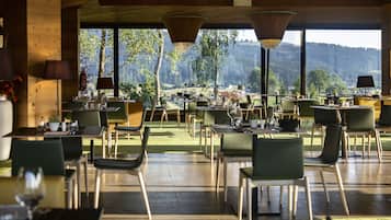 Petit déjeuner et dßner servis sur place, spécialités Cuisine italienne